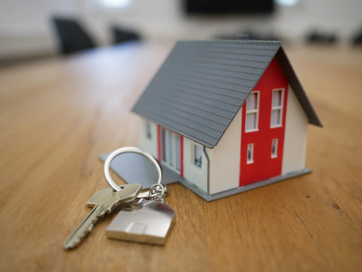 Realtor and real estate agent comparison infographic